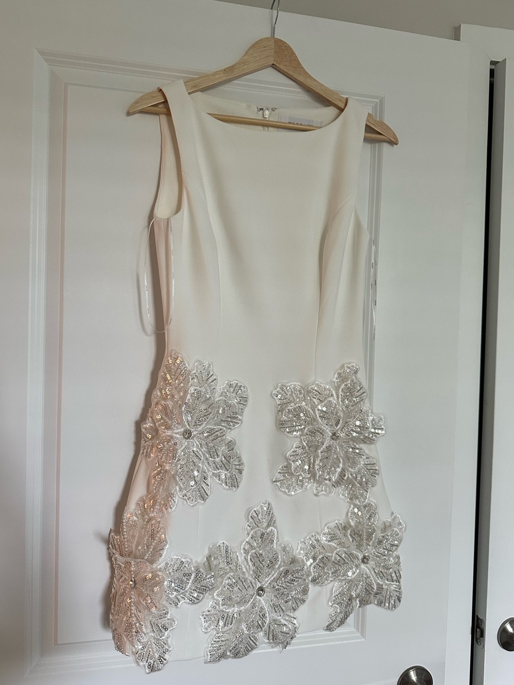 Elliatt Skye Floral Appliqué White Mini Dress - Size Small - Picture 13 of 16